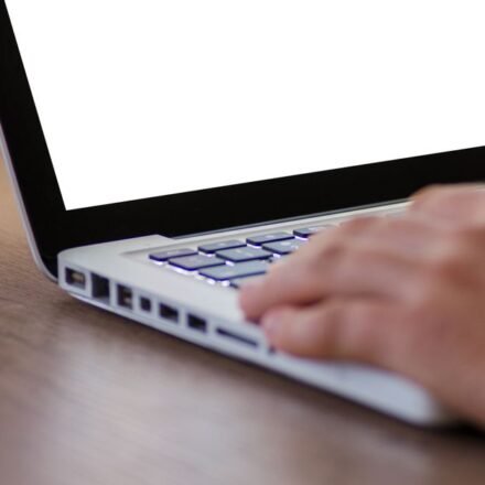 브랜드 홍보 이미지를 만들기 위해 미드저니 프롬프트를 조합하는 손과 화면