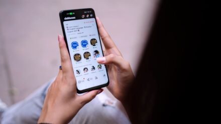 모바일에서 TVCF 영상과 브랜드명을 함께 검색하며 광고 전략을 비교하는 모습