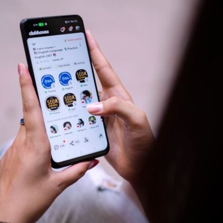 모바일에서 TVCF 영상과 브랜드명을 함께 검색하며 광고 전략을 비교하는 모습